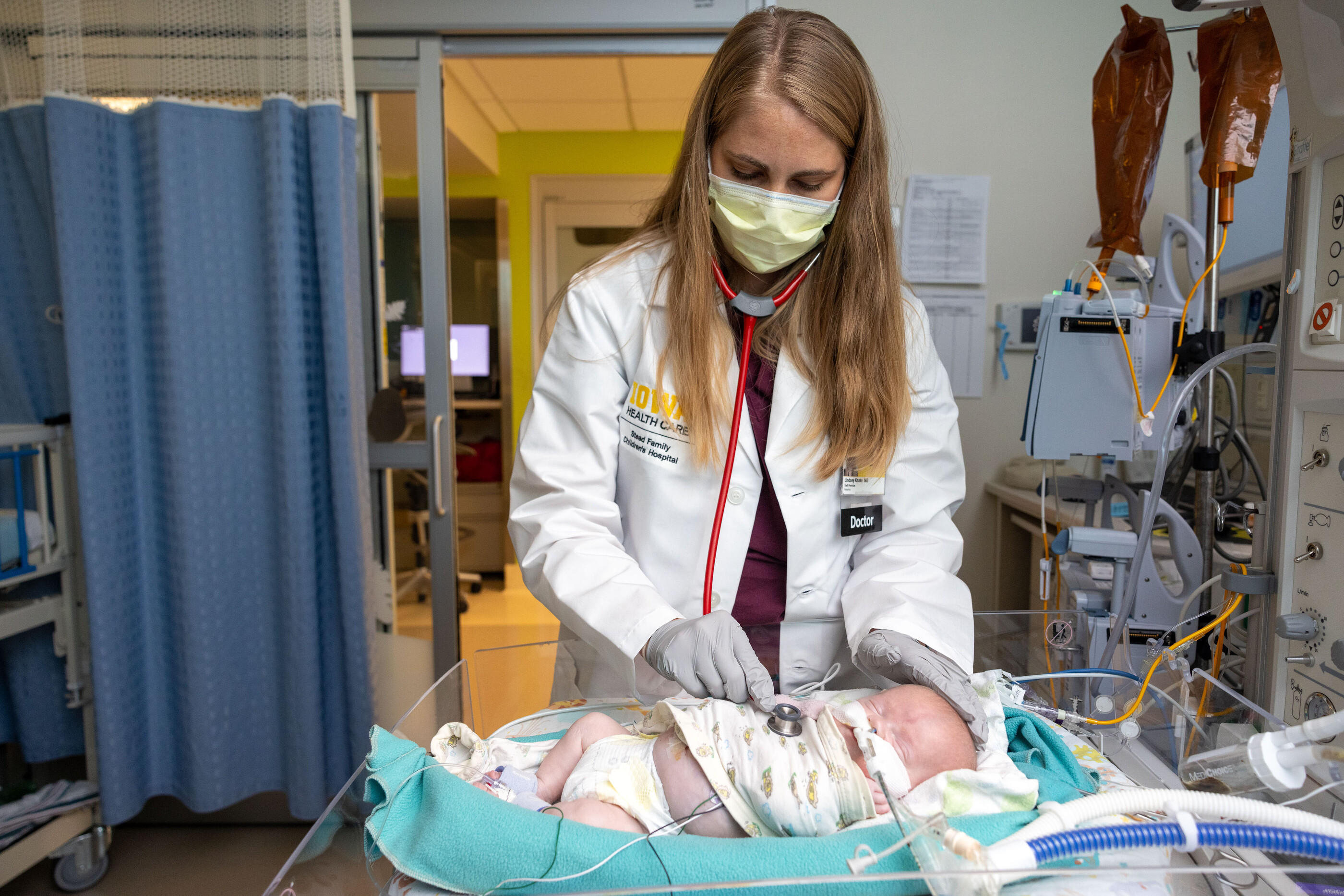 Lindsey Knake, MD, MS, cares for a patient on a ventilator in the NICU on Friday, Nov. 22, 2024. Patient consent on file.