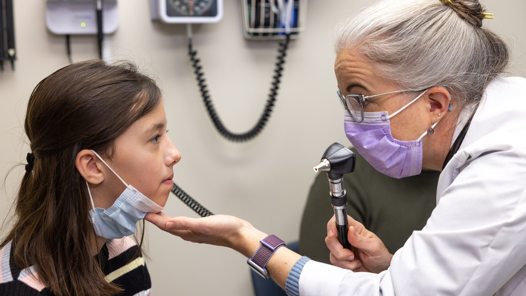 Dr. Katie Larson-Ode with pediatric patient at UIHC Bettendorf - Lincoln Road clinic on Tuesday, Nov. 29, 2022. Patient consents for Maggie and Kevin Vargas on file.